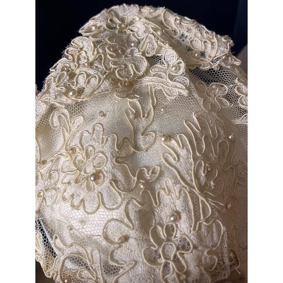 Vintage bridal headdress in ivory lace with beads main image 5